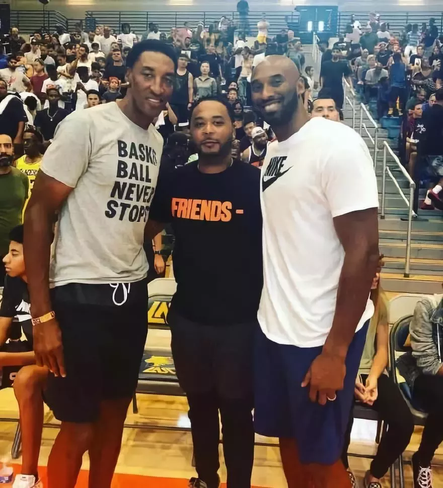 法兰克福球迷在诺坎普球场对巴萨支持者发动投掷袭击（诺坎普球场冲突：法兰克福球迷向巴萨支持者投掷物品）