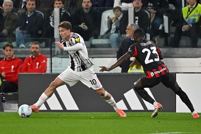 从替补到主力，他靠努力逆袭（他凭努力从替补跃升为主力）