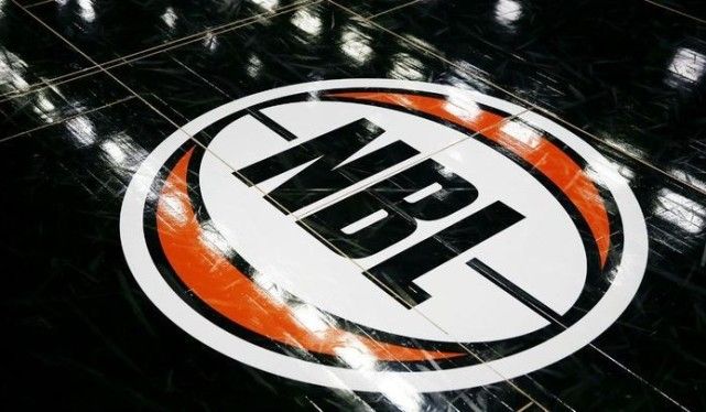 叙旧！杜兰特和拄着拐杖的比尔在赛前热聊（杜兰特赛前与拄拐比尔相谈甚欢）