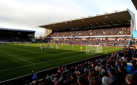 阿尔卡拉斯表演赛搞笑举动笑翻全场，指出乐观态度是最大武器（阿尔卡拉斯表演赛逗趣一幕引爆全场笑声，直言乐观心态是他最大的武器）