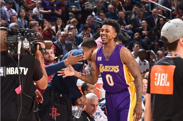 快船VS灰熊首发：莱昂纳德、哈登、邓恩、科林斯、祖巴茨（快船战灰熊首发公布：莱昂纳德、哈登、邓恩、科林斯、祖巴茨领衔）