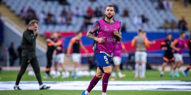 意大利队2026年球衣：蓝色底色外加树叶条纹，配以金色配饰（意大利队2026战袍：蓝色基调融入叶片纹理，辅以金色点缀）