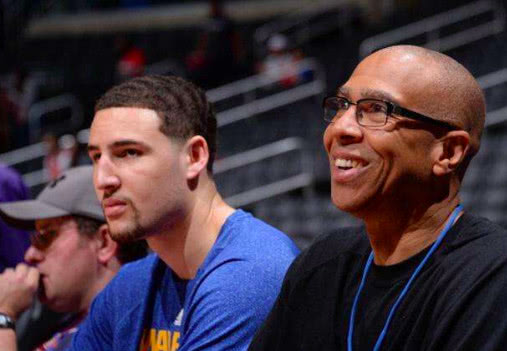 科尔：我不习惯看到克莱在别的球队，我想他多希望他还在这里（科尔：看见克莱穿着别队球衣不习惯，我相信他也希望仍在这里）