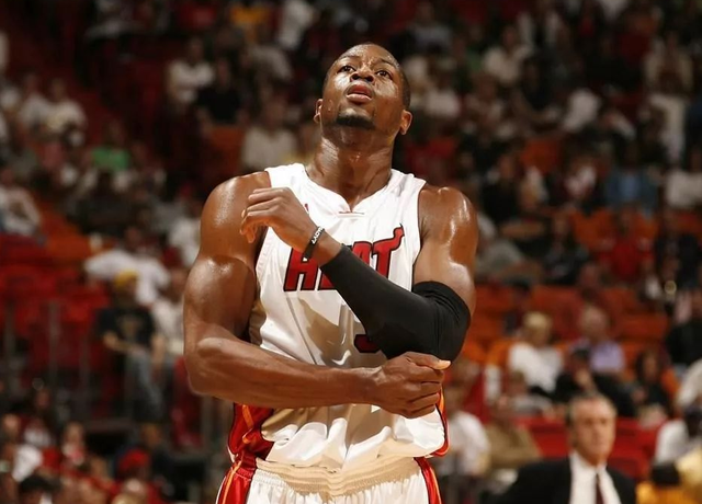 足球报：李新翔脚踝韧带轻伤伤停2周，加布里埃尔还无法合练（足球报：李新翔脚踝韧带轻伤将缺席两周，加布里埃尔仍无法参与合练）