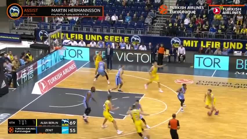 汪士钦熊猫杯首轮解围失误致丢球，末轮报复性动作染红（熊猫杯：汪士钦首战解围失误送丢球，末轮报复动作被红牌罚下）