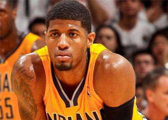 刘璇陪5岁女儿练体操，手持长棍严厉还疲惫，住300平豪宅又大又乱（刘璇陪5岁女儿练体操，手持长杆严厉带训显疲态，300平豪宅宽敞却杂乱）