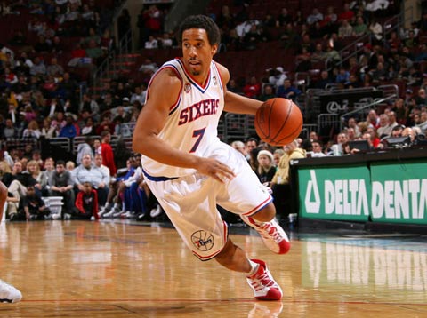 队报：大巴黎上诉成功，卢卡斯肘击染红禁赛减至两场（队报：巴黎申诉得手，卢卡斯肘击红牌停赛降至两场）