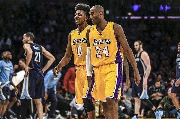 得分机器！史密斯半场11中7&三分7中4砍下19分7板3助（手感火热！史密斯半场11投7中、三分7投4中，轰下19分7篮板3助攻）