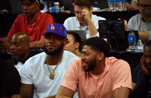 官方：邓弗里斯退出本期国家队集训，将直接返回俱乐部（官方消息：邓弗里斯退出本期国家队集训，直接返回俱乐部）