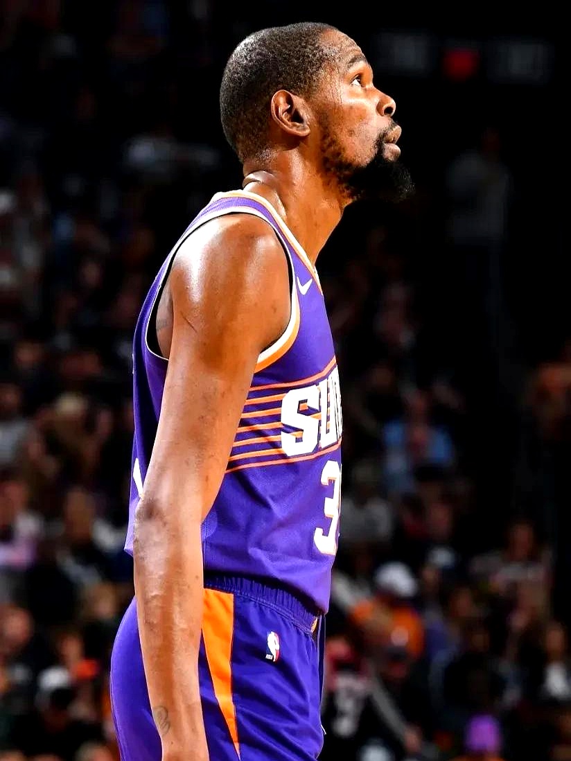 巴萨发布本赛季第四套球衣：纪念20年前的今天客场3-0皇马（为纪念20年前今日客场3比0击败皇马，巴萨推出本赛季第四套球衣）