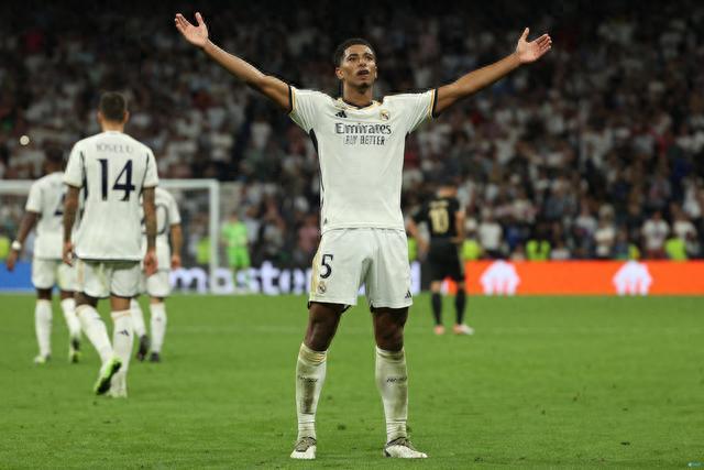 法甲裁判主管：卡马拉飞铲舍瓦利耶未染红，问题出在视频回放（法甲裁判负责人：卡马拉飞铲舍瓦利耶未被罚下，症结在VAR回放）