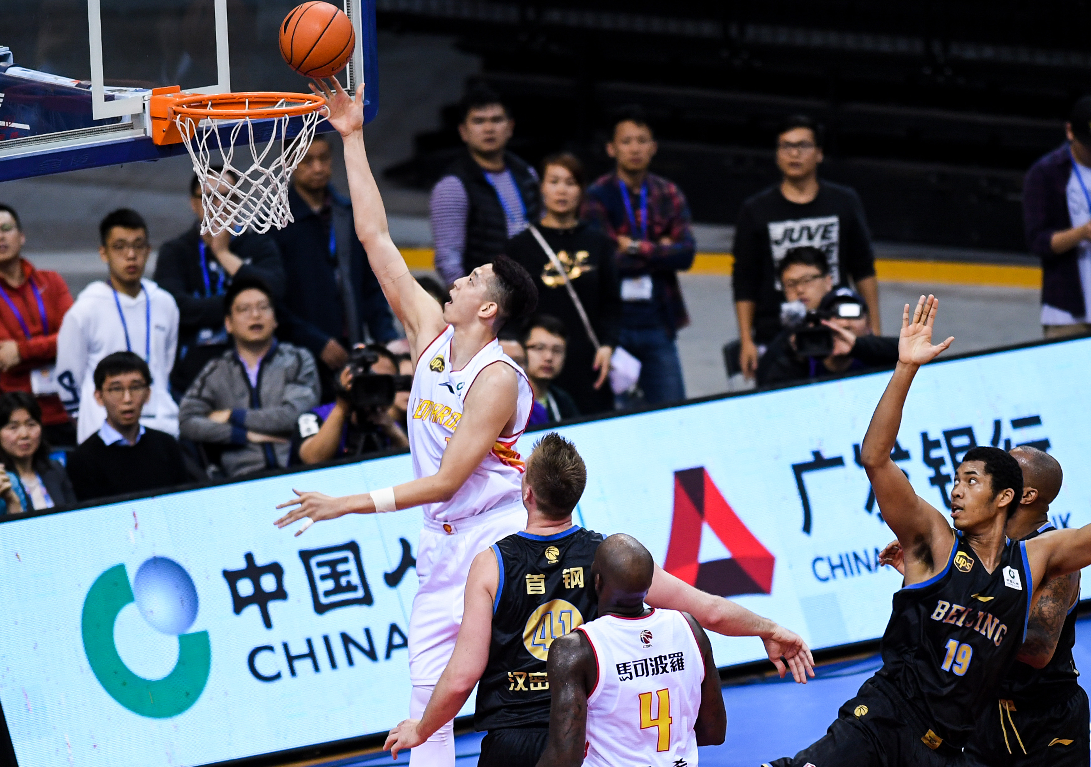 名记：苏亚雷斯拒绝乌拉圭民族邀请，暂时不考虑回归家乡球队（权威记者：苏亚雷斯婉拒乌拉圭民族队邀约，短期内无意回归家乡俱乐部）