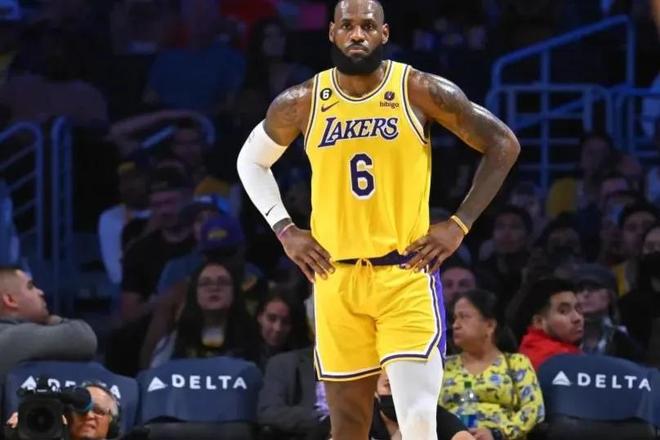 足球这项运动陪伴了我整个初高中，今天我十八岁了，...（从初中到高中，足球一直相伴；十八岁的今天，...）