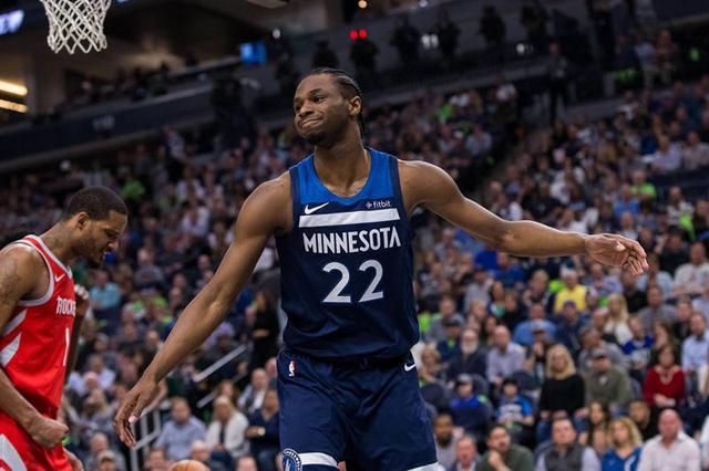 狄龙33+2对轰东契奇38分！布克里程碑，两旧将掀翻湖人，老詹10分（狄龙33+2硬刚东契奇38分，布克达成里程碑！两旧将掀翻湖人，詹姆斯仅得10分）