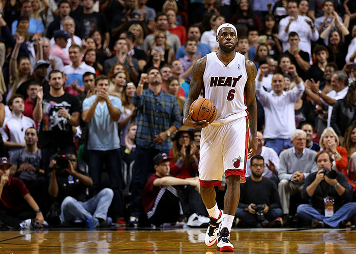 本赛季特雷·杨在场时老鹰防守效率联盟垫底，缺席时排第十（老鹰本季特雷·杨登场时防守效率联盟倒数第一，缺阵则升至第10）