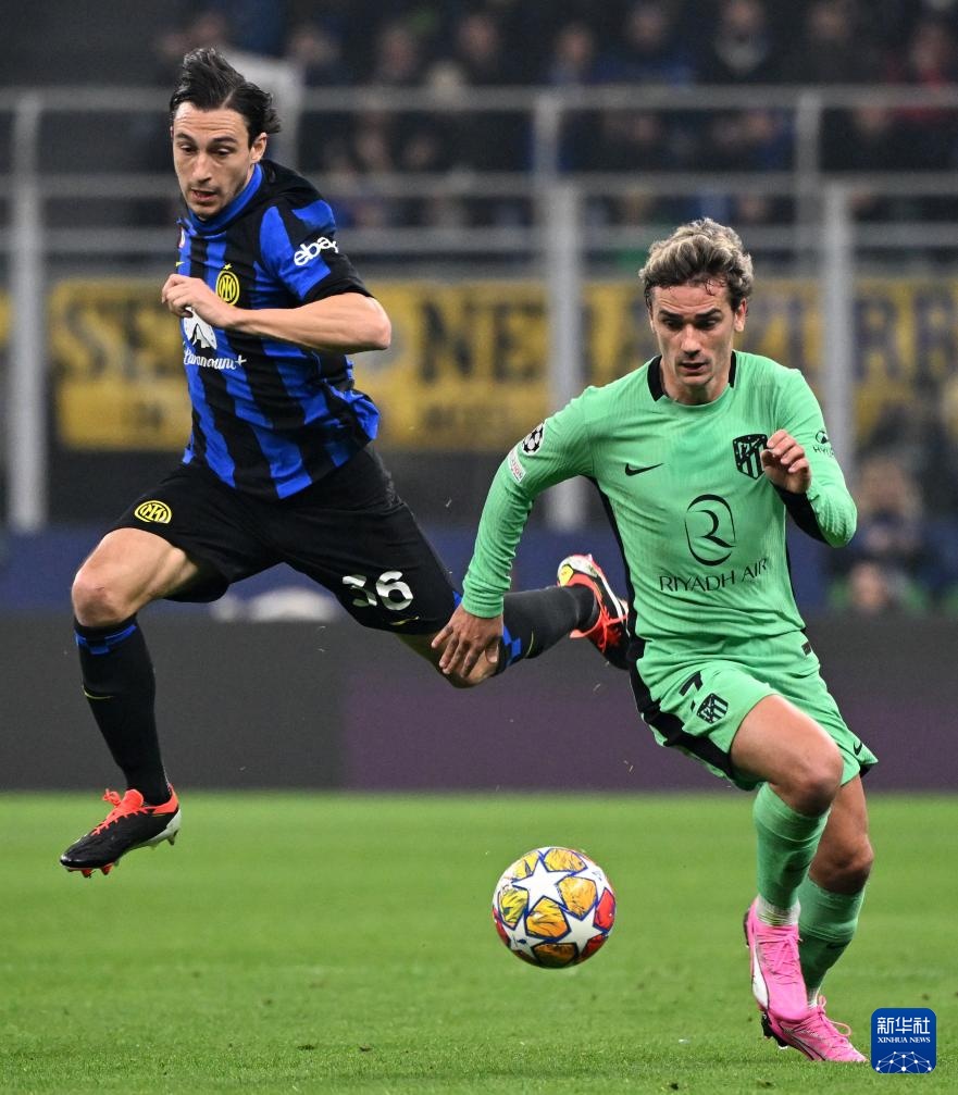 重庆两江新区十联屏打出多个宣传语，庆祝重庆铜梁龙冲超成功（重庆两江新区十联屏轮播多条祝贺语，庆贺重庆铜梁龙成功冲超）