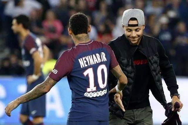 曼联前锋齐尔克泽面临转会，俱乐部对其持开放态度，但仍在培养塞斯科，寻求锋线补充，转会市场激烈争夺中。（曼联或放行齐尔克泽：继续培养塞斯科并补强锋线，转会市场鏖战正酣）